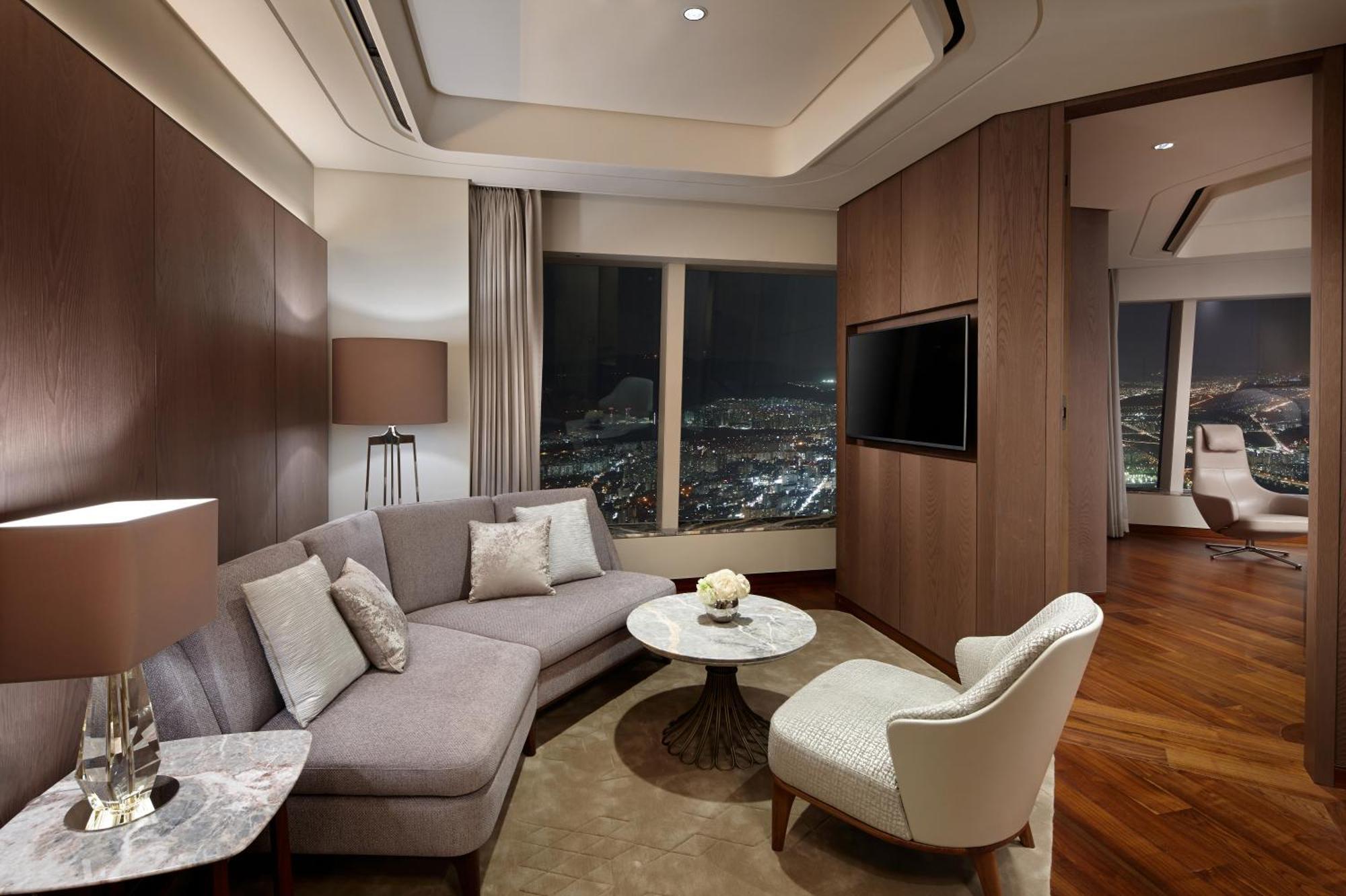Suite Matrimoniale Deluxe con Vista Fiume e Vasca Panoramica